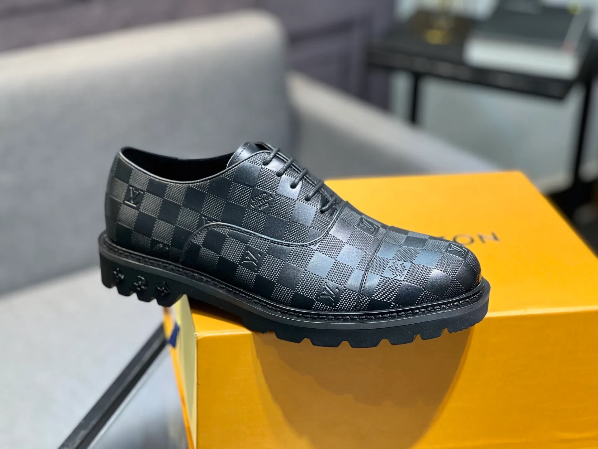 Men's shoes 💰820 [LV] - High-end quality - Upper: 🔝 tumbled cowhide, Nappa cowhide, brand logo sewn on shoe body - Lining: cowhide, foot pads; water-dyed cowhide - Outsole: TPR·rubber foam; two-color molded outsole -Super high quality control·Fine workmanship: highlighted (high-end·luxury·grade) -Size: 39-44 (38 45 can be customized)